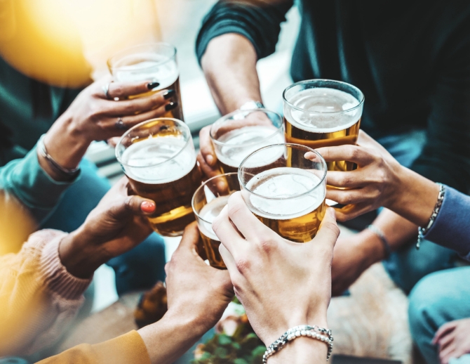 乾杯する人たち
