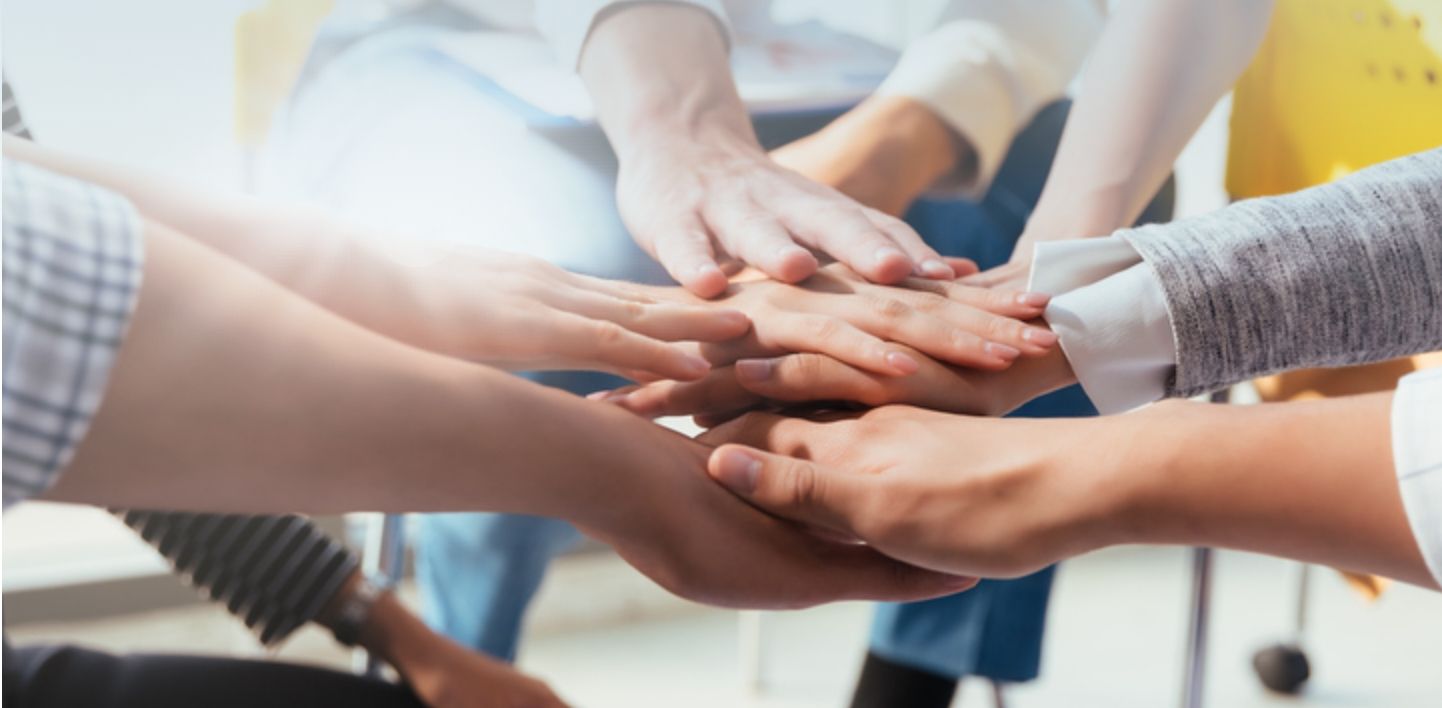 手を重ねる人たち